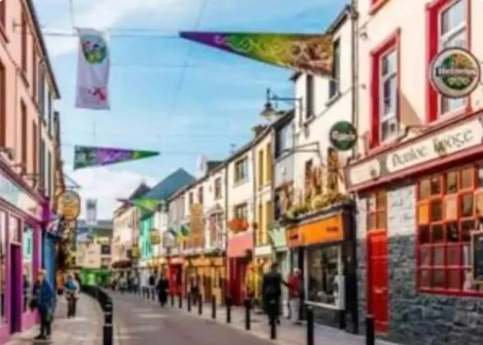 펜션 Superb Large 5 Bedroom Home, 6 Beds, Sleeps 10-11 Guest, With Lovely Mountain Views 킬라니